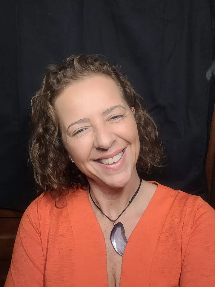 Cris Oliveira sorrindo
